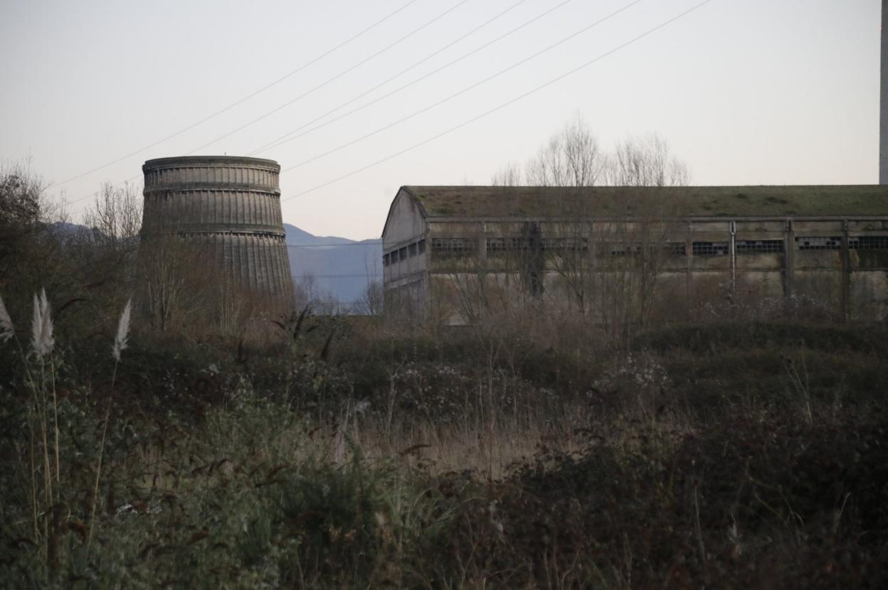 Terrenos e instalaciones de la antigua Nitrastur en Langreo, que van a ser descontaminados por Iberdrola. 