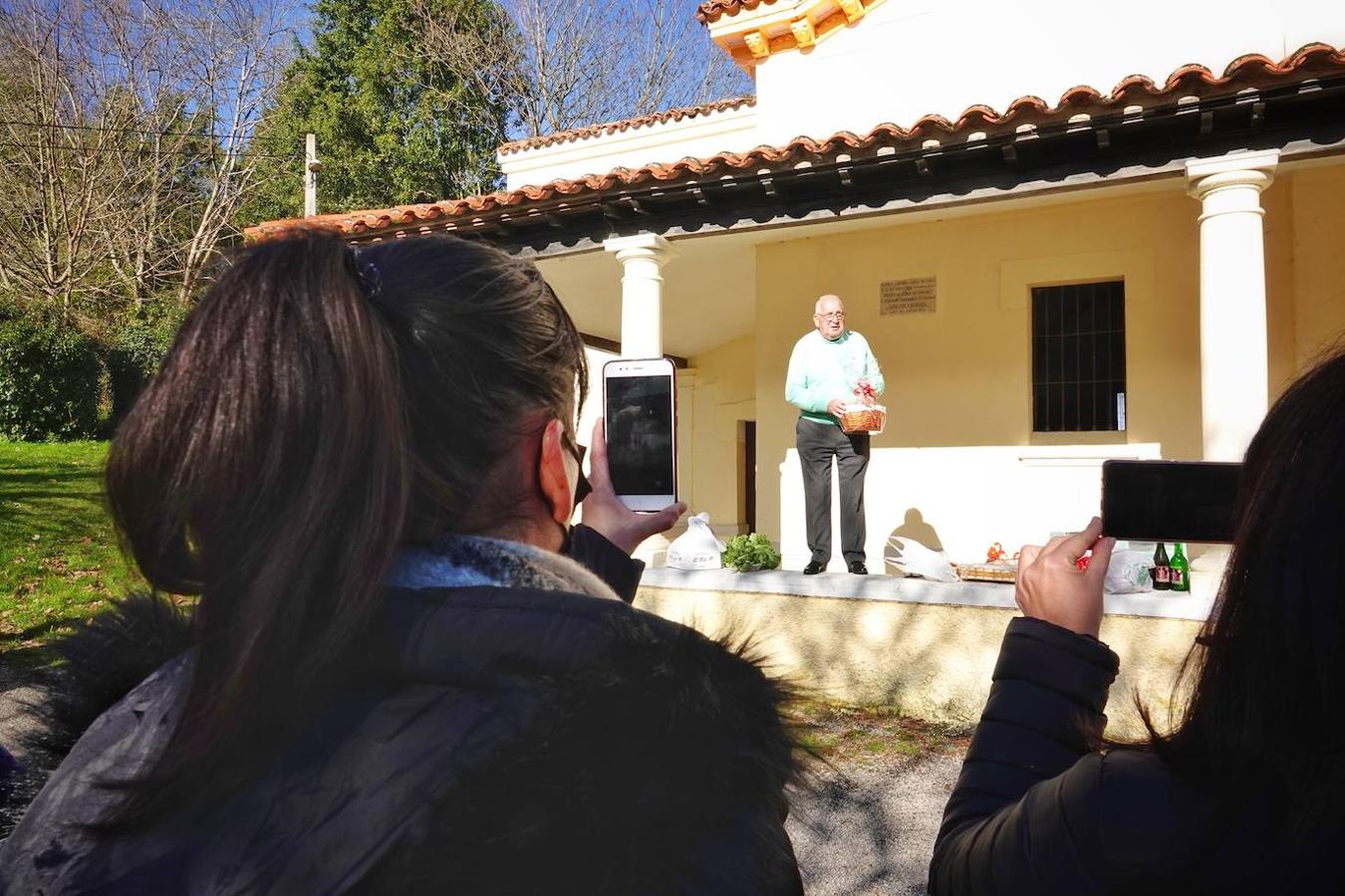La parroquia de Parres acogió este lunes a sus mascotas para bendecirles con salud y suerte. Se llegaron a ver hasta gallinas y ovejas, entre multitud de perros, en su mayoría, y gatos.