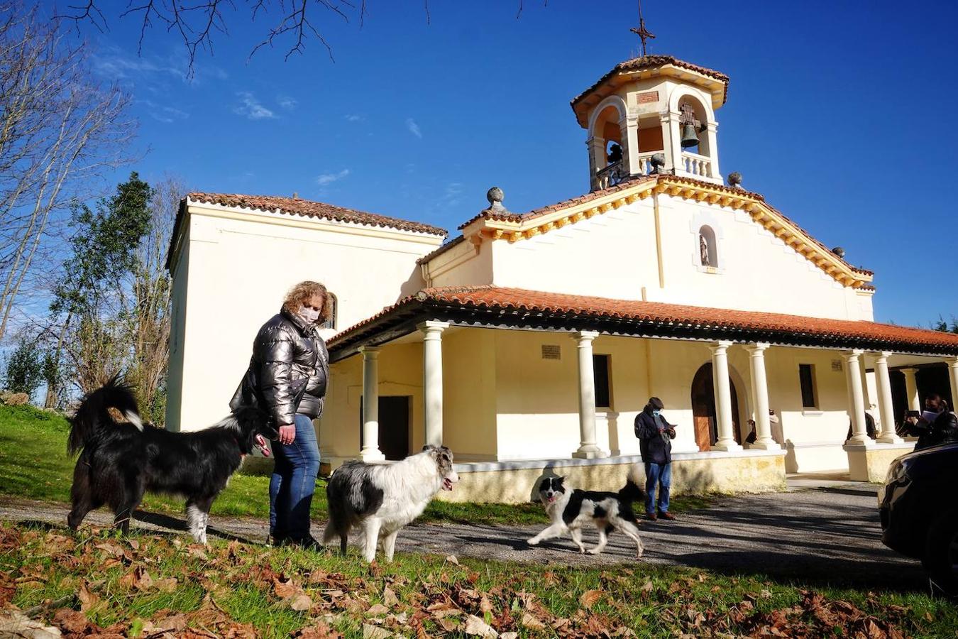 La parroquia de Parres acogió este lunes a sus mascotas para bendecirles con salud y suerte. Se llegaron a ver hasta gallinas y ovejas, entre multitud de perros, en su mayoría, y gatos.