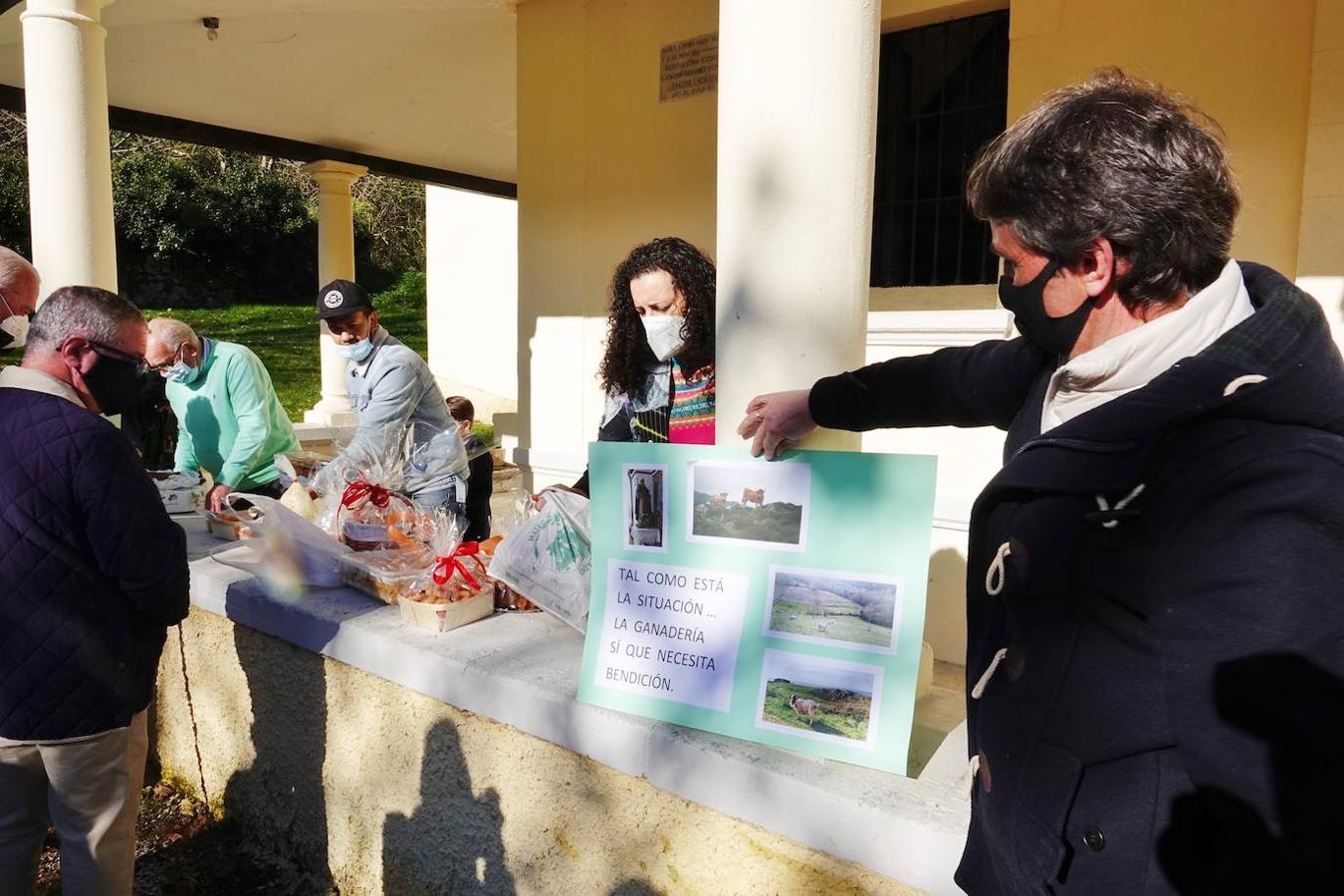 La parroquia de Parres acogió este lunes a sus mascotas para bendecirles con salud y suerte. Se llegaron a ver hasta gallinas y ovejas, entre multitud de perros, en su mayoría, y gatos.