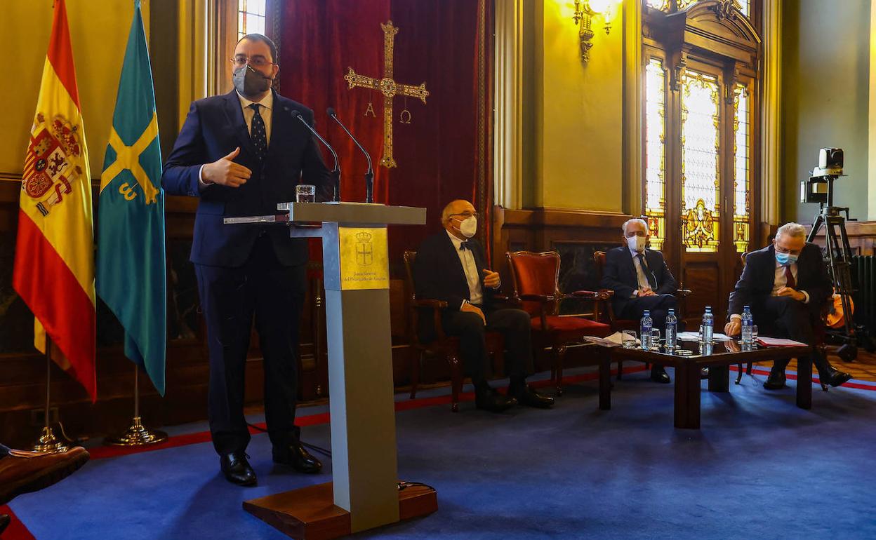 Adrián Barbón, durante su intervención. Sentados, Juan Luis Rodríguez-Vigil, Pedro de Silva y Antonio Trevín.