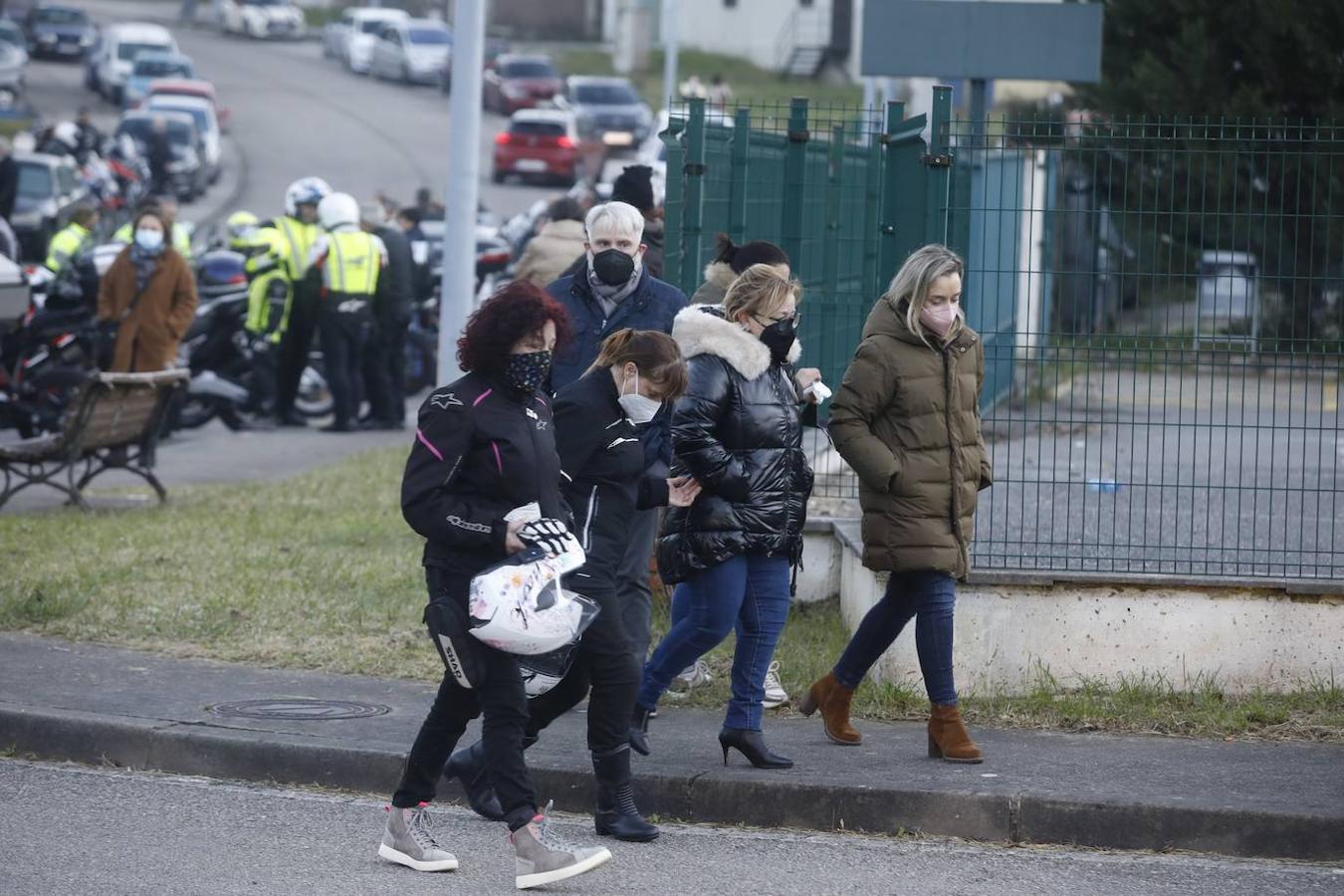 Casi un centenar de moteros formaban la comitiva fúnebre que acompañó esta tarde a Mar Donate en su última ruta, fallecida en un accidente de moto en Tineo