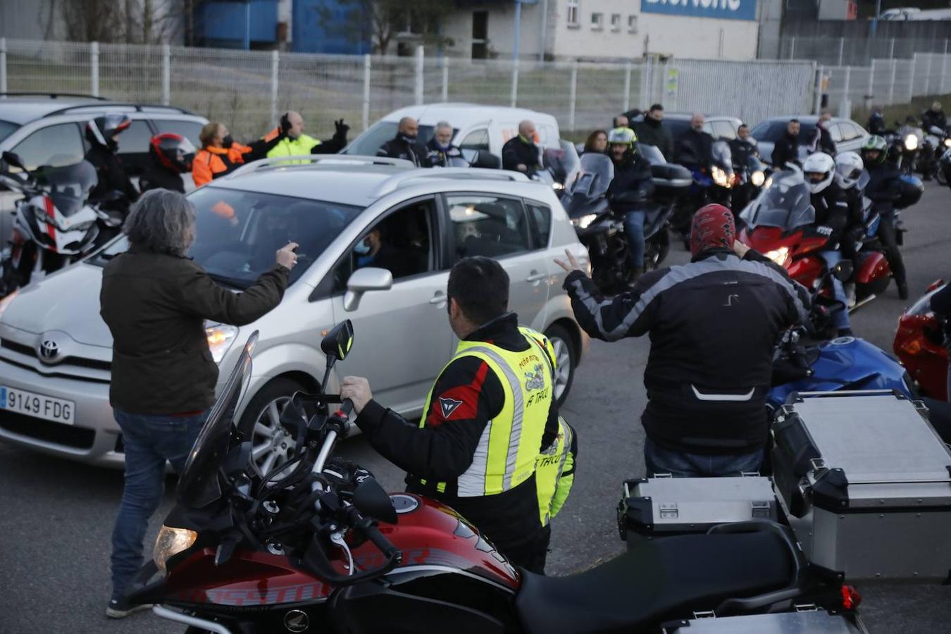 Casi un centenar de moteros formaban la comitiva fúnebre que acompañó esta tarde a Mar Donate en su última ruta, fallecida en un accidente de moto en Tineo