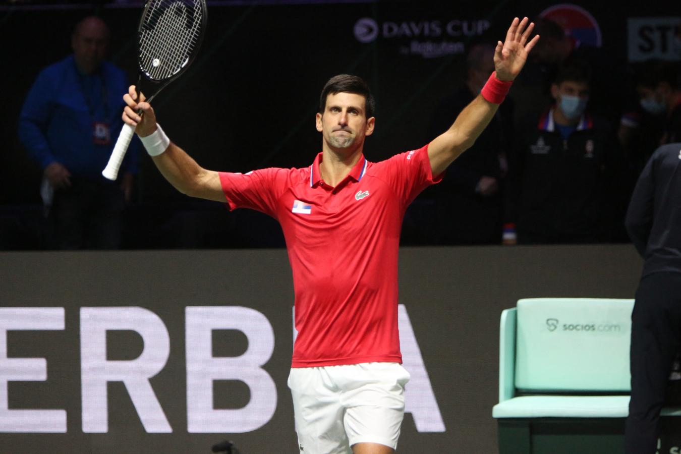 Djokovic cuenta con una fortuna de casi 193 millones de euros, según la revista Forbes. Muchos de sus ingresos provienen de la publicidad. Tras la polémica por su negativa a vacunarse y no poder competir en el Open Australia ni Roland Garros, podría perder contratos con algunas marcas y ver mermados sus ingresos.