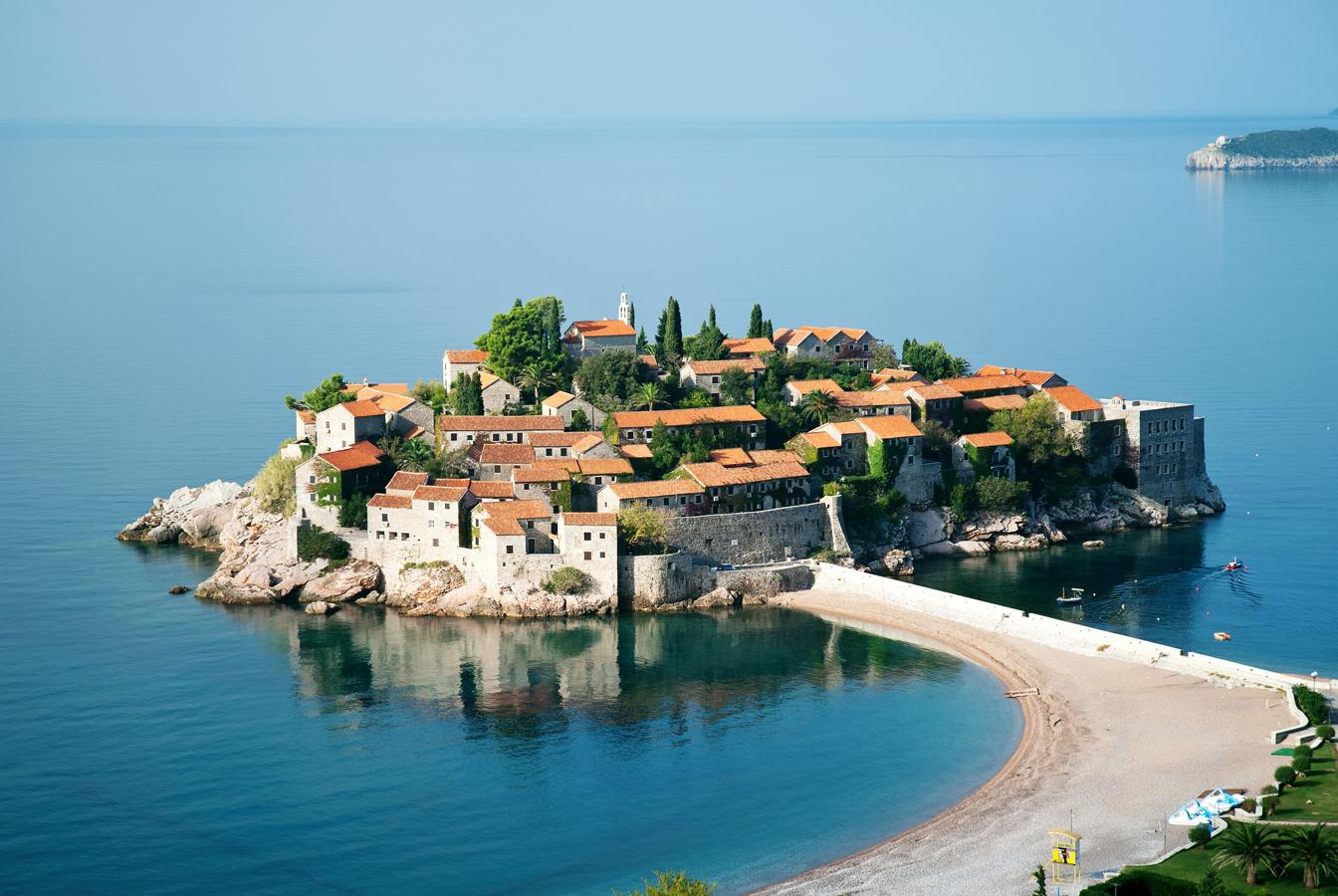 Cuando contrajo matrimonio tampoco invirtió más de medio millón de euros. Eligió el balneario adriático de Sveti Stefan, donde los festejos duraron cuatro días y al que acudieron 150 personas.