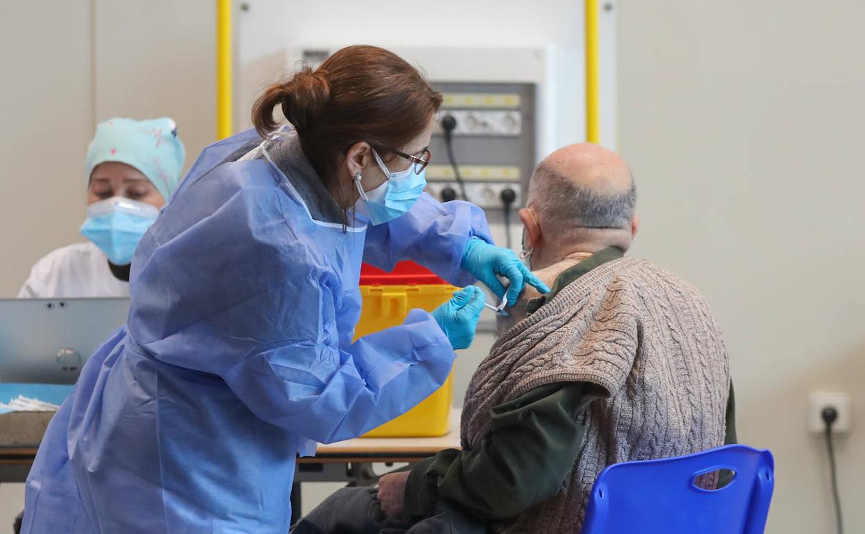 La pandemia frena su avance y bajan las hospitalizaciones en Asturias