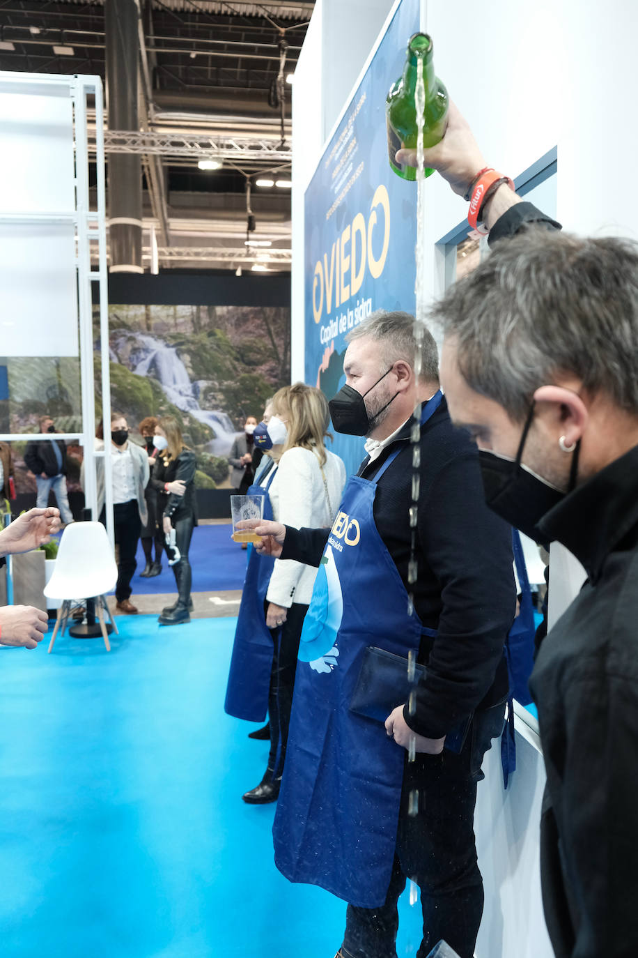 Don Felipe y doña Letizia han inaugurado este miércoles la 42º edición de Feria Internacional de Turismo (Fitur), que se celebra en Ifema Madrid, hasta el próximo 23 de enero. El estand del Principado ha albergado una mesa redonda sobre la cultura sidrera asturiana, candidata para Lista Representativa del Patrimonio Mundial Inmaterial de la Unesco 