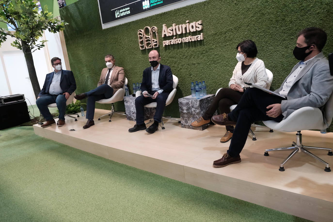 Don Felipe y doña Letizia han inaugurado este miércoles la 42º edición de Feria Internacional de Turismo (Fitur), que se celebra en Ifema Madrid, hasta el próximo 23 de enero. El estand del Principado ha albergado una mesa redonda sobre la cultura sidrera asturiana, candidata para Lista Representativa del Patrimonio Mundial Inmaterial de la Unesco 