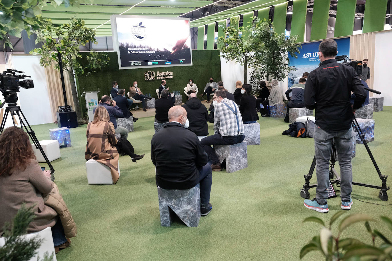 Don Felipe y doña Letizia han inaugurado este miércoles la 42º edición de Feria Internacional de Turismo (Fitur), que se celebra en Ifema Madrid, hasta el próximo 23 de enero. El estand del Principado ha albergado una mesa redonda sobre la cultura sidrera asturiana, candidata para Lista Representativa del Patrimonio Mundial Inmaterial de la Unesco 