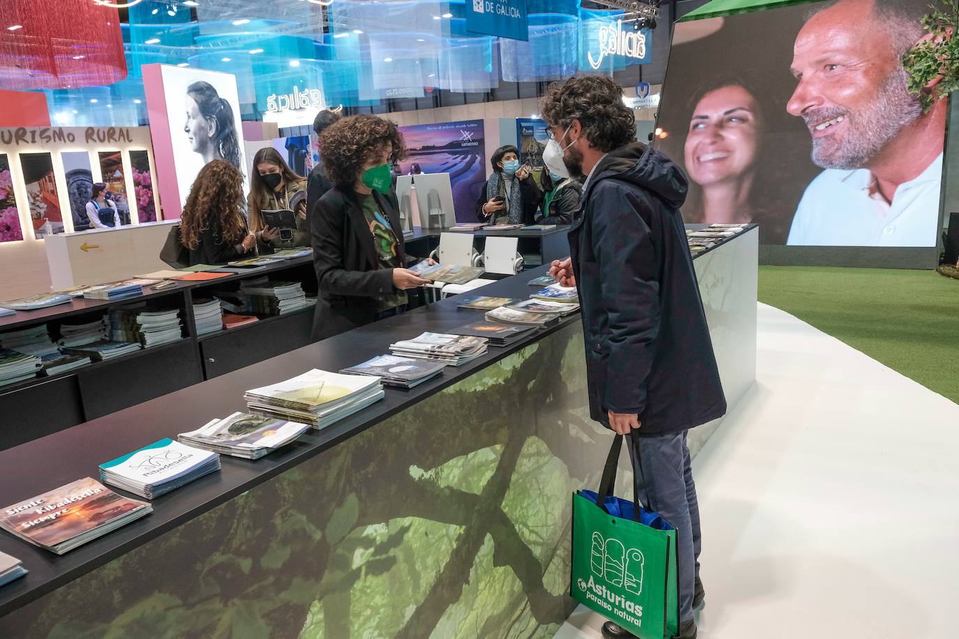 Don Felipe y doña Letizia han inaugurado este miércoles la 42º edición de Feria Internacional de Turismo (Fitur), que se celebra en Ifema Madrid, hasta el próximo 23 de enero. El estand del Principado ha albergado una mesa redonda sobre la cultura sidrera asturiana, candidata para Lista Representativa del Patrimonio Mundial Inmaterial de la Unesco 