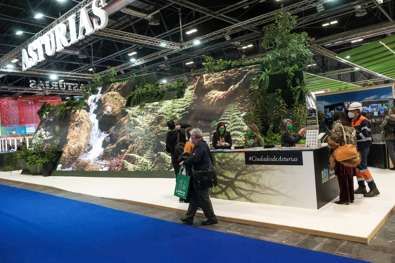 Don Felipe y doña Letizia han inaugurado este miércoles la 42º edición de Feria Internacional de Turismo (Fitur), que se celebra en Ifema Madrid, hasta el próximo 23 de enero. El estand del Principado ha albergado una mesa redonda sobre la cultura sidrera asturiana, candidata para Lista Representativa del Patrimonio Mundial Inmaterial de la Unesco 