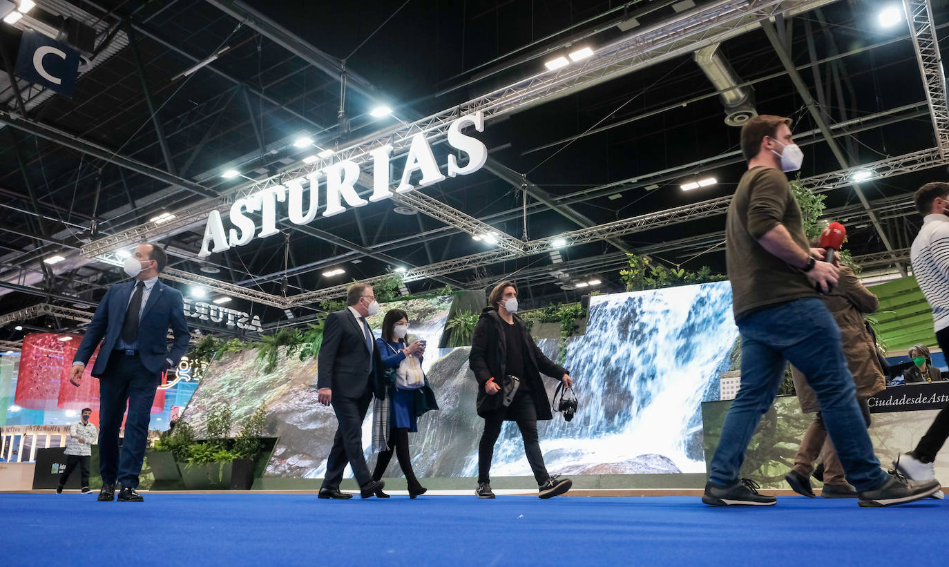 Don Felipe y doña Letizia han inaugurado este miércoles la 42º edición de Feria Internacional de Turismo (Fitur), que se celebra en Ifema Madrid, hasta el próximo 23 de enero. El estand del Principado ha albergado una mesa redonda sobre la cultura sidrera asturiana, candidata para Lista Representativa del Patrimonio Mundial Inmaterial de la Unesco 