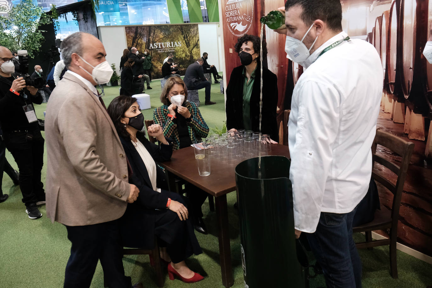 Don Felipe y doña Letizia han inaugurado este miércoles la 42º edición de Feria Internacional de Turismo (Fitur), que se celebra en Ifema Madrid, hasta el próximo 23 de enero. El estand del Principado ha albergado una mesa redonda sobre la cultura sidrera asturiana, candidata para Lista Representativa del Patrimonio Mundial Inmaterial de la Unesco 