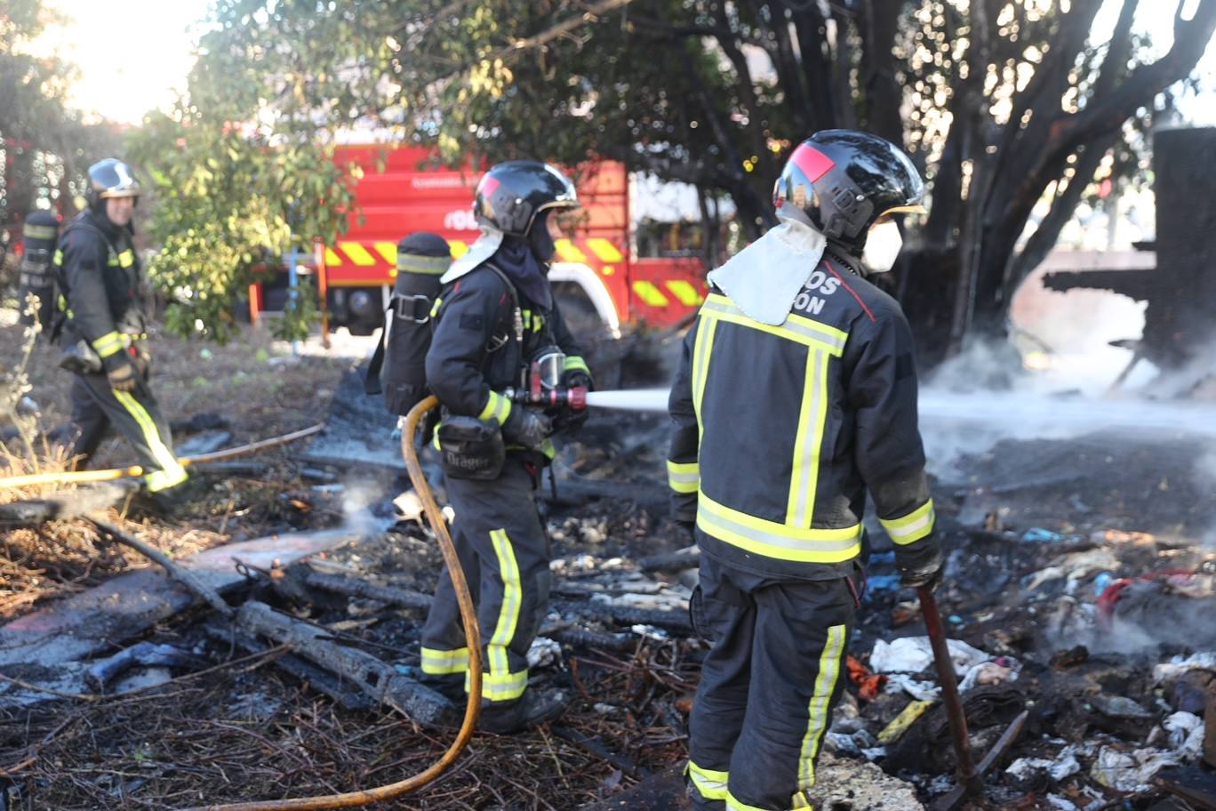 Los bomberos han sofocado este miércoles un fuego que ha calcinado una chabola en la calle Solar, en Veriña. 