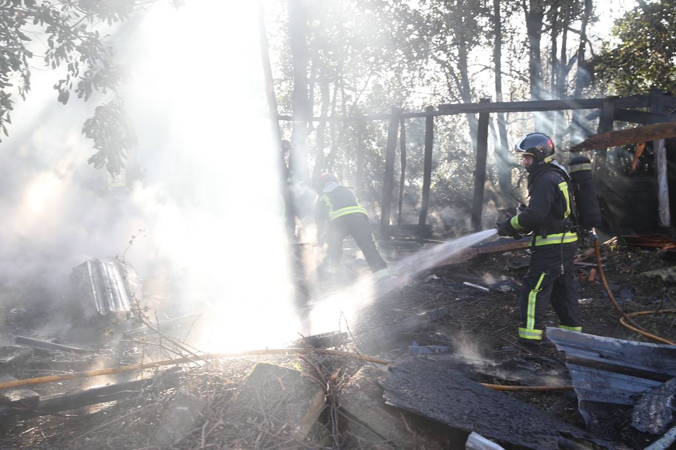 Los bomberos han sofocado este miércoles un fuego que ha calcinado una chabola en la calle Solar, en Veriña. 