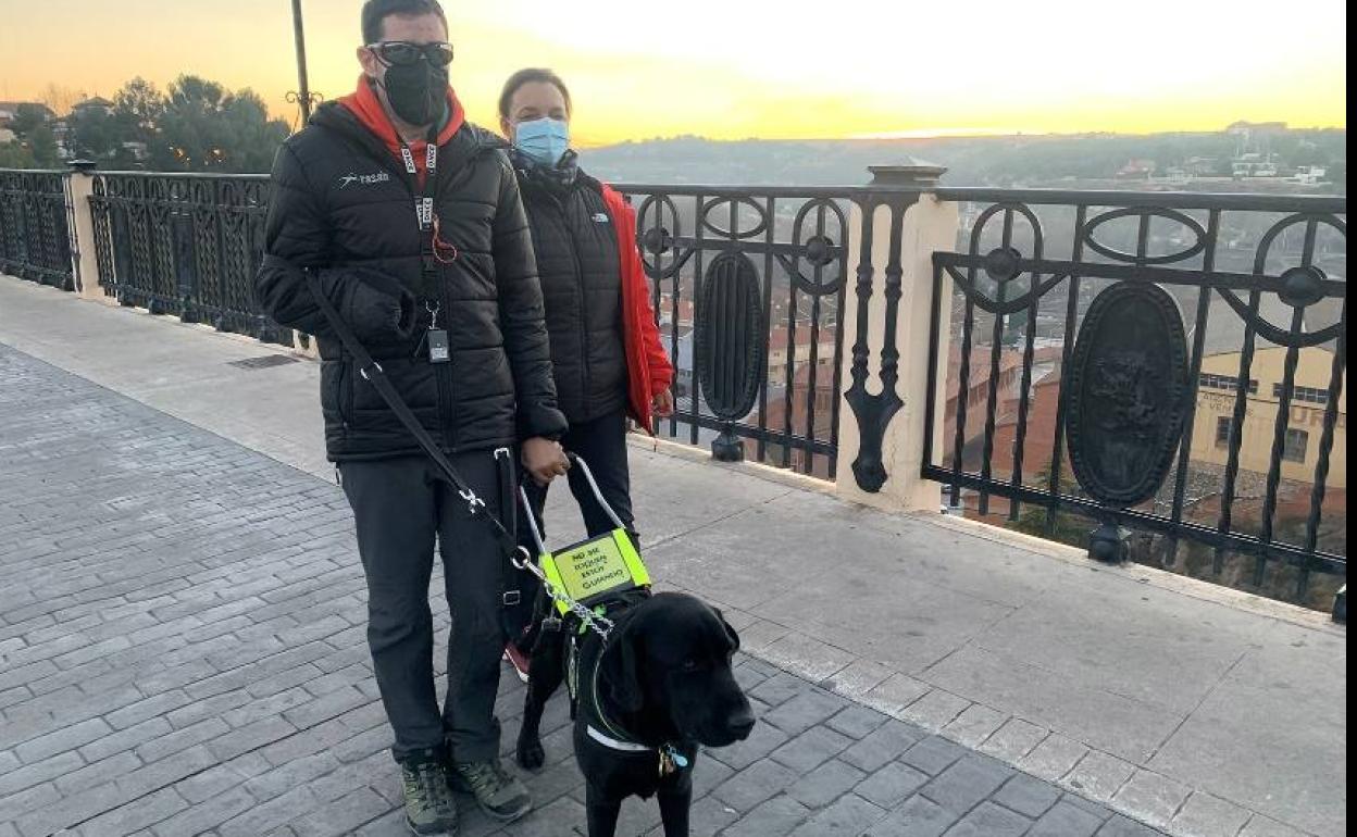 Alberto Villalba camina por Teruel con su perro guía Xabat.