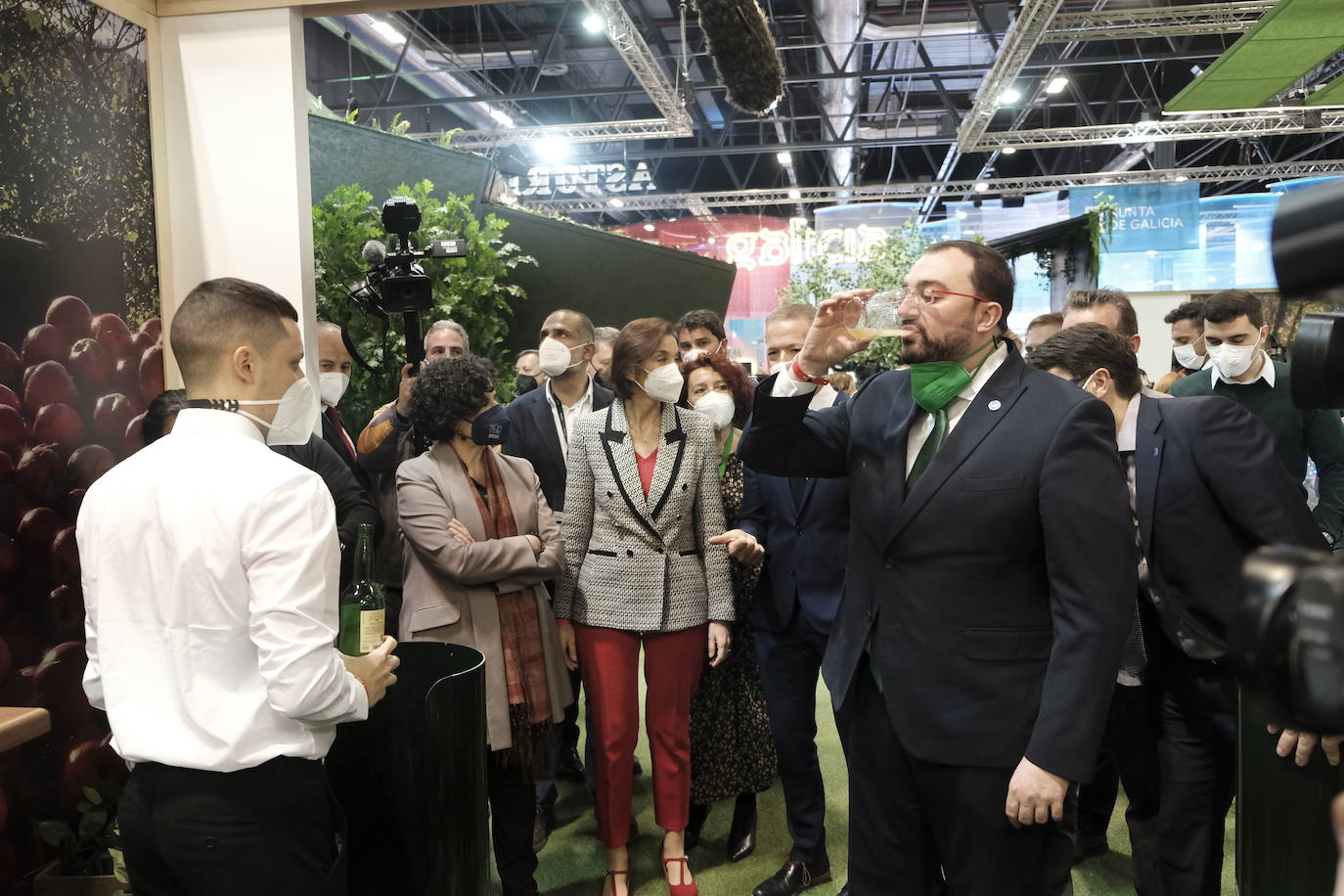 Adrián Barbón visita el 'stand' de Asturias en Fitur y recuerda las cifras «históricas» del verano pasado.