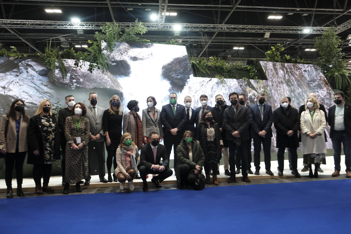 Adrián Barbón visita el 'stand' de Asturias en Fitur y recuerda las cifras «históricas» del verano pasado.