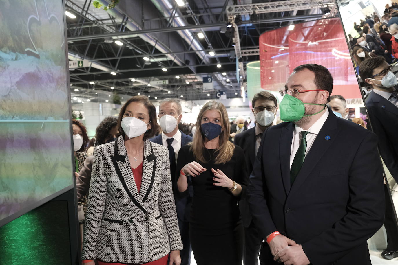 Adrián Barbón visita el 'stand' de Asturias en Fitur y recuerda las cifras «históricas» del verano pasado.