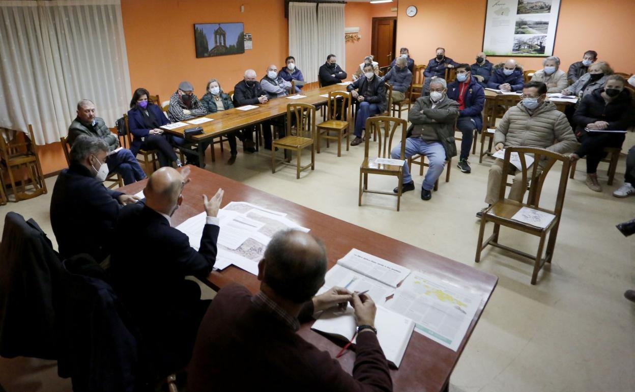 Reunión de Ramón Tuero e Iván Aitor Lucas con los vecinos. 