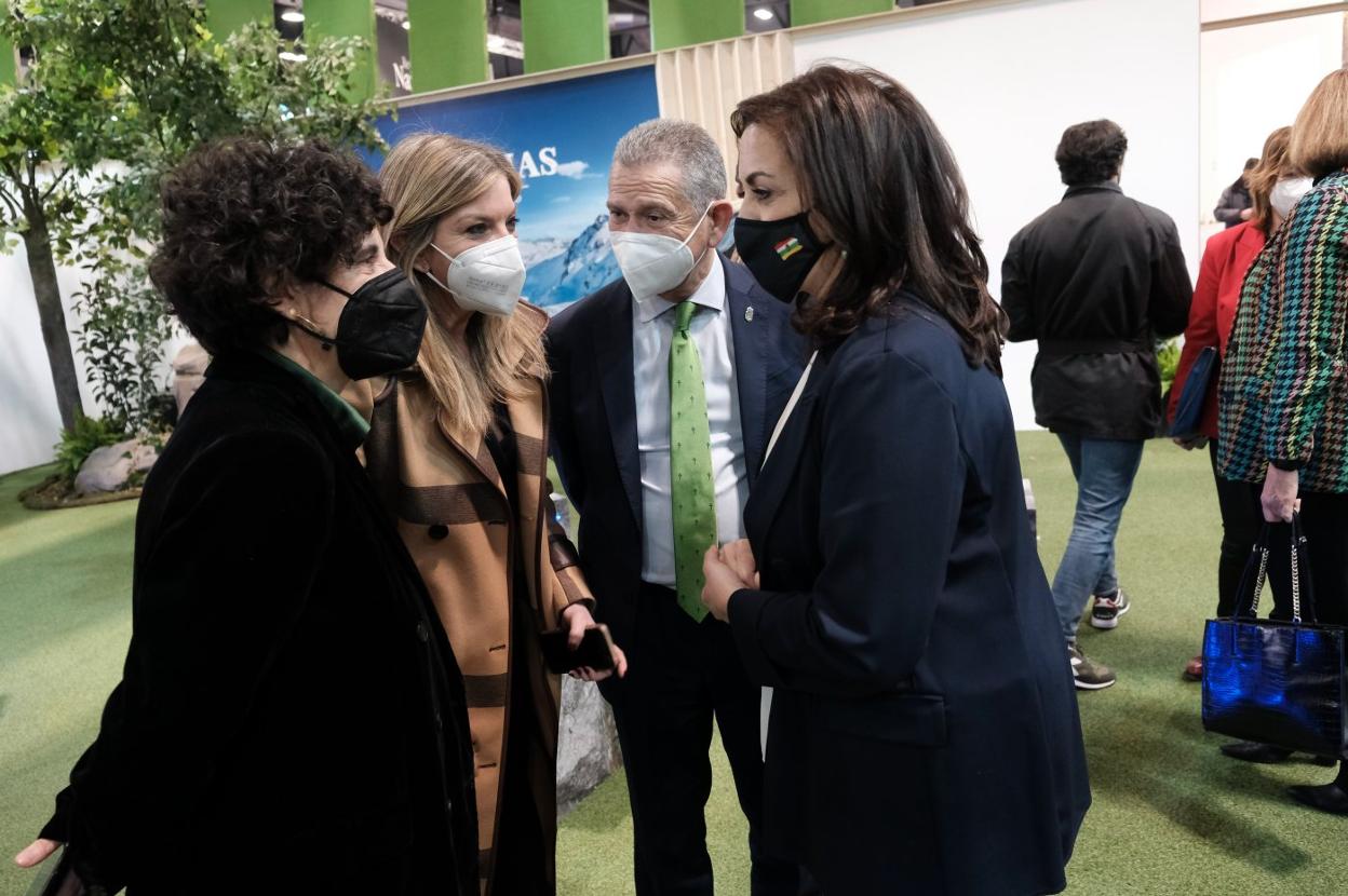 Berta Piñán y Graciela Blanco, con representantes de La Rioja. 