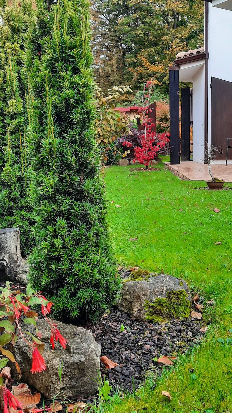 El jardín escultórico japonés de Mario Argüelles se encuentra situado en la histórica finca de los marqueses de Pidal (Somió), convertida ahora en su mayor parte en la urbanización El Pisón.