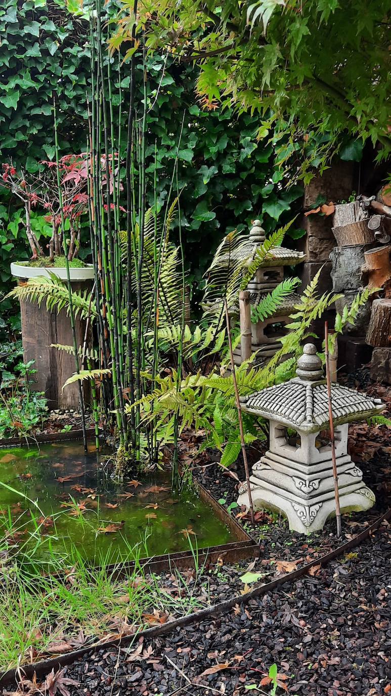 El jardín escultórico japonés de Mario Argüelles se encuentra situado en la histórica finca de los marqueses de Pidal (Somió), convertida ahora en su mayor parte en la urbanización El Pisón.