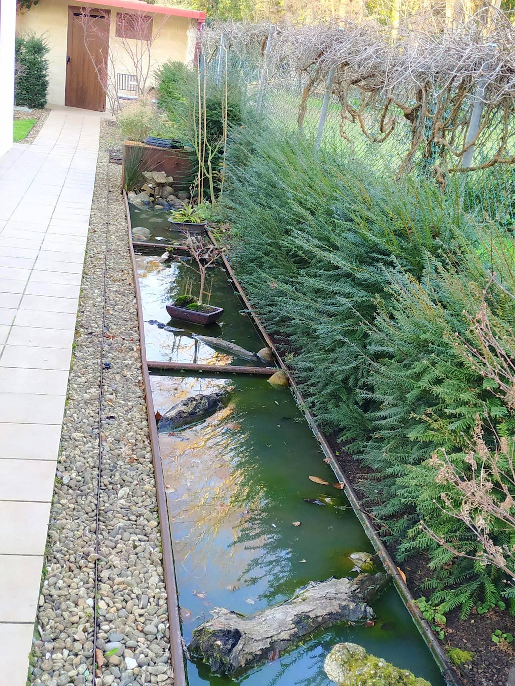 El jardín escultórico japonés de Mario Argüelles se encuentra situado en la histórica finca de los marqueses de Pidal (Somió), convertida ahora en su mayor parte en la urbanización El Pisón.