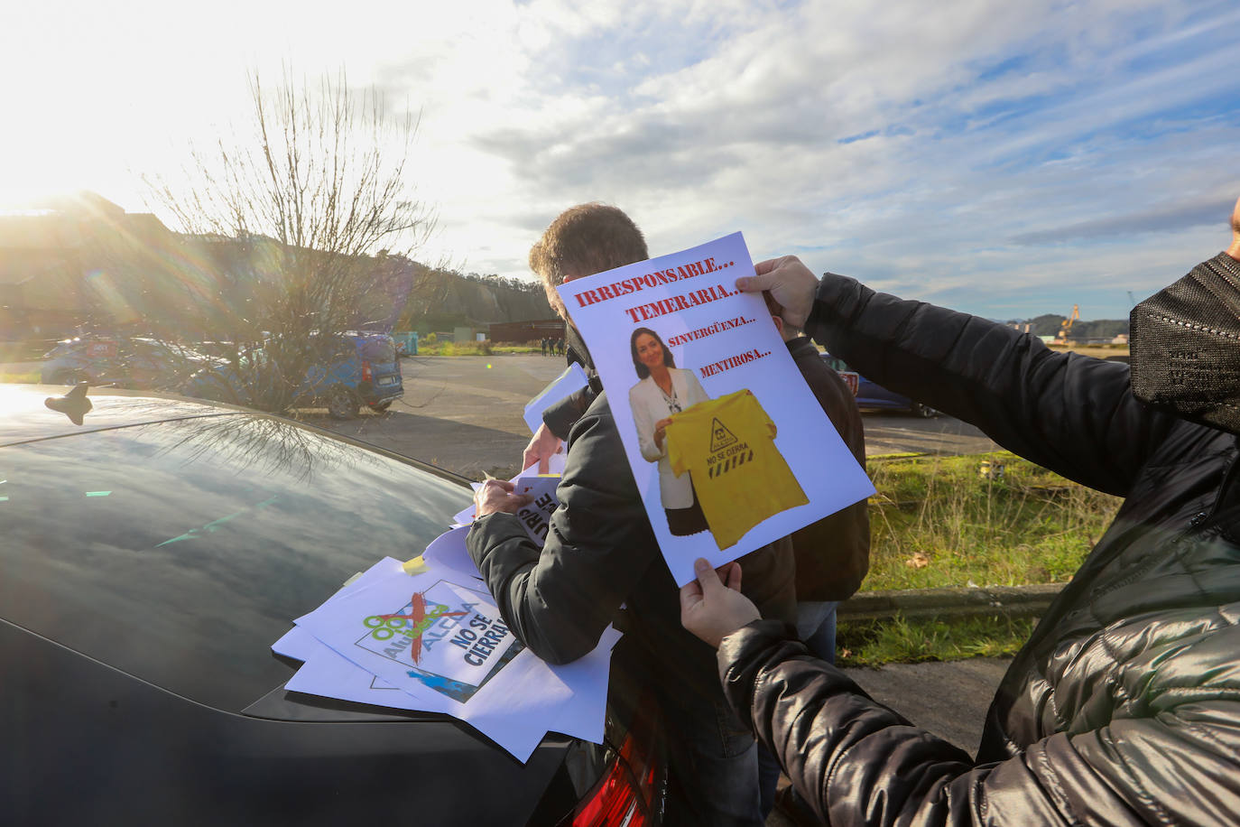 Una caravana de vehículos ha recorrido este viernes la distancia que separa la planta de Alu Ibérica, antigua Alcoa, en Avilés, hasta Oviedo para protestar y exigir una solución para exigir mantenimiento de la factoría y los puestos de trabajo.