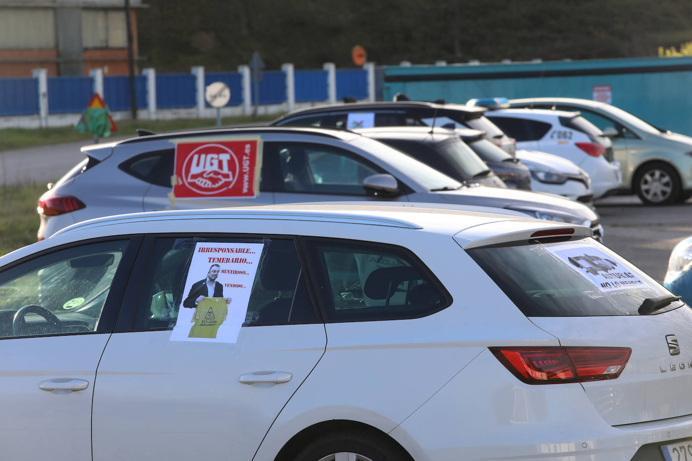 Una caravana de vehículos ha recorrido este viernes la distancia que separa la planta de Alu Ibérica, antigua Alcoa, en Avilés, hasta Oviedo para protestar y exigir una solución para exigir mantenimiento de la factoría y los puestos de trabajo.