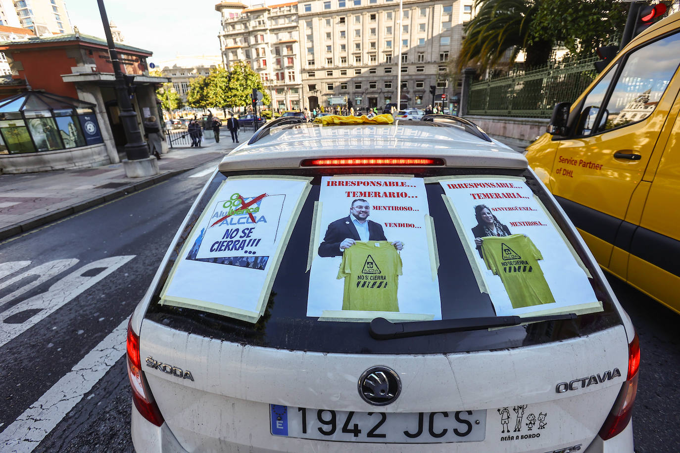 Una caravana de vehículos ha recorrido este viernes la distancia que separa la planta de Alu Ibérica, antigua Alcoa, en Avilés, hasta Oviedo para protestar y exigir una solución para exigir mantenimiento de la factoría y los puestos de trabajo.