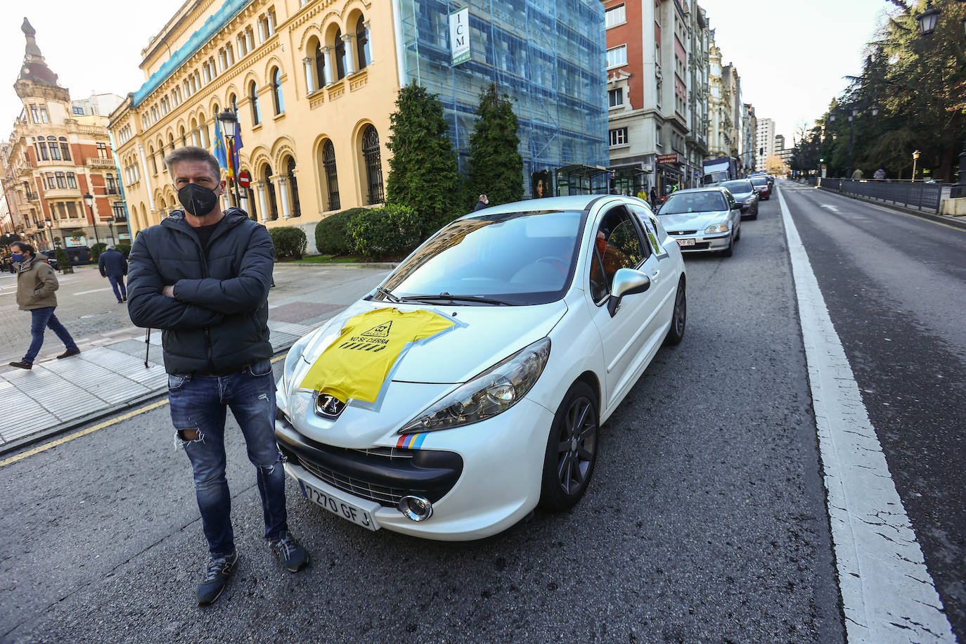 Una caravana de vehículos ha recorrido este viernes la distancia que separa la planta de Alu Ibérica, antigua Alcoa, en Avilés, hasta Oviedo para protestar y exigir una solución para exigir mantenimiento de la factoría y los puestos de trabajo.