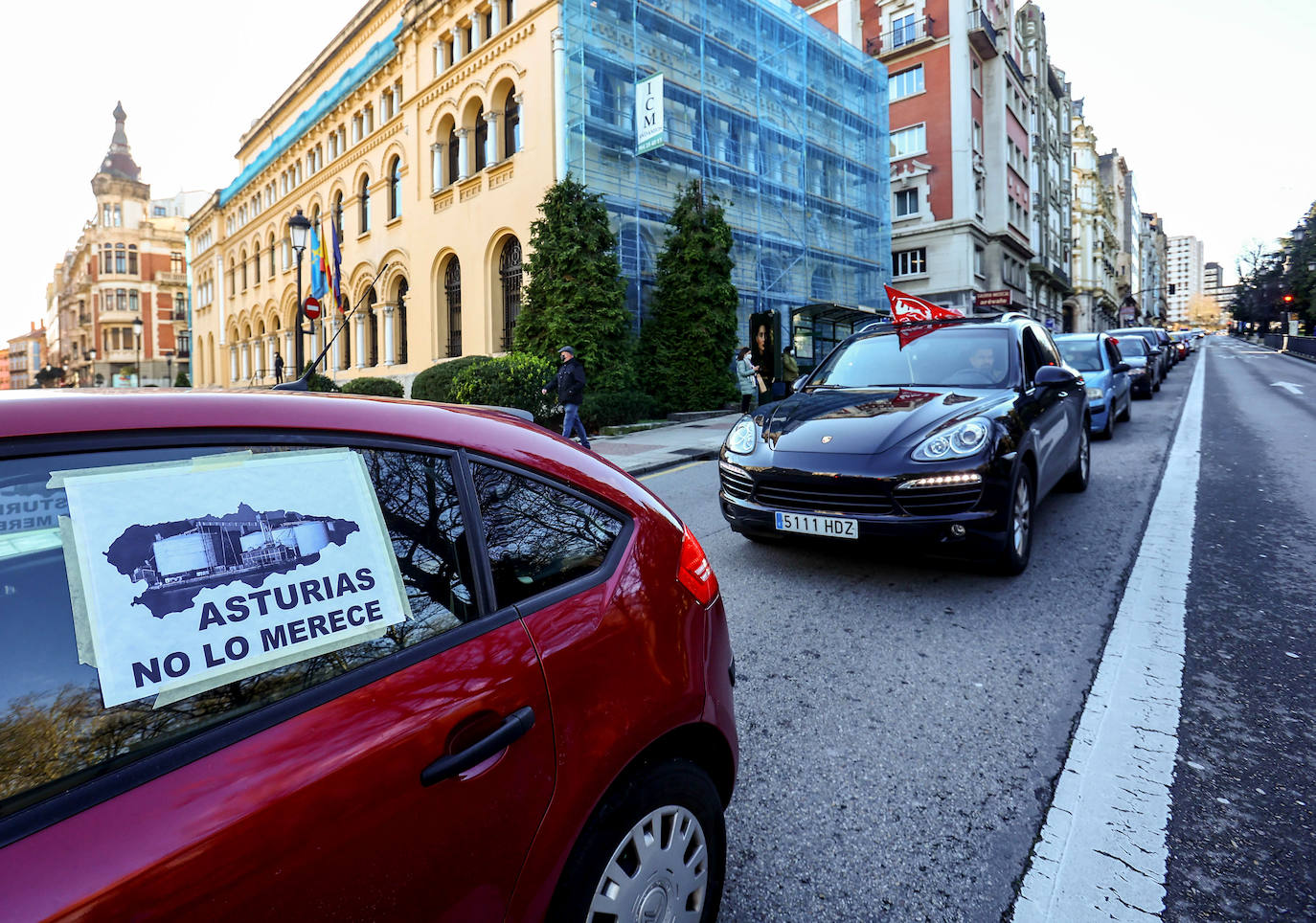 Una caravana de vehículos ha recorrido este viernes la distancia que separa la planta de Alu Ibérica, antigua Alcoa, en Avilés, hasta Oviedo para protestar y exigir una solución para exigir mantenimiento de la factoría y los puestos de trabajo.