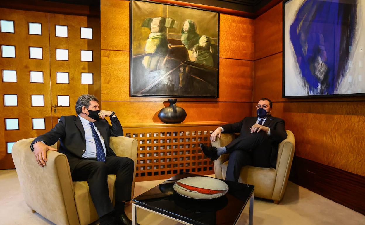 José Luis Escrivá y Adrián Barbón, durante su reunión esta mañana en Oviedo.