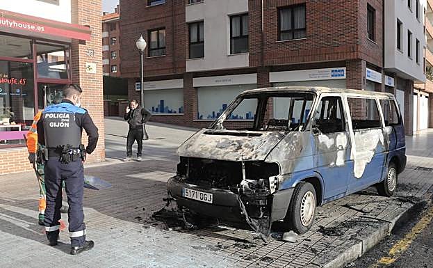 La furgoneta quedó completamente calcinada. 