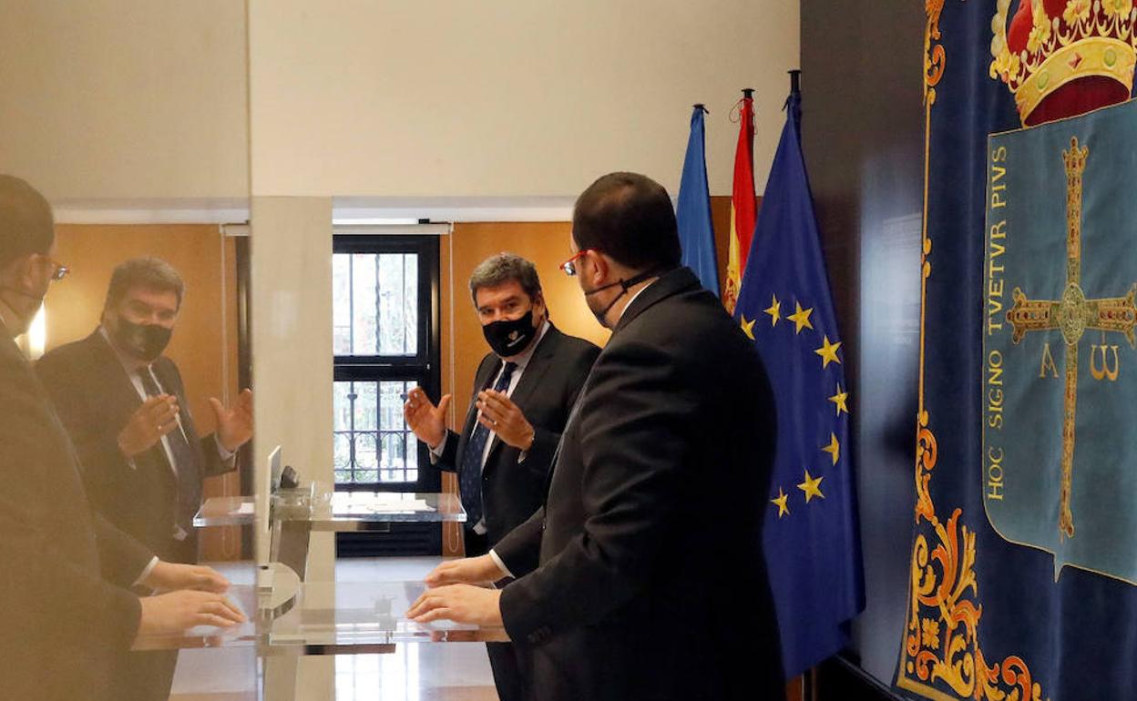 El ministro de Inclusión, Seguridad Social y Migraciones, José Luis Escrivá, junto al presidente del Principado de Asturias, Adrián Barbón.