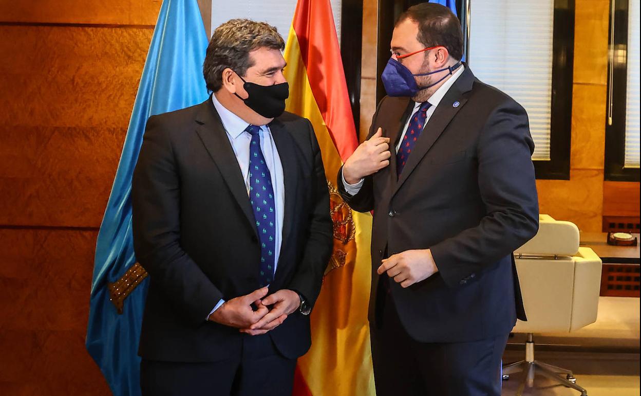 El ministro José Luis Escrivá y el presidente asturiano, Adrián Barbón, hoy, en Oviedo