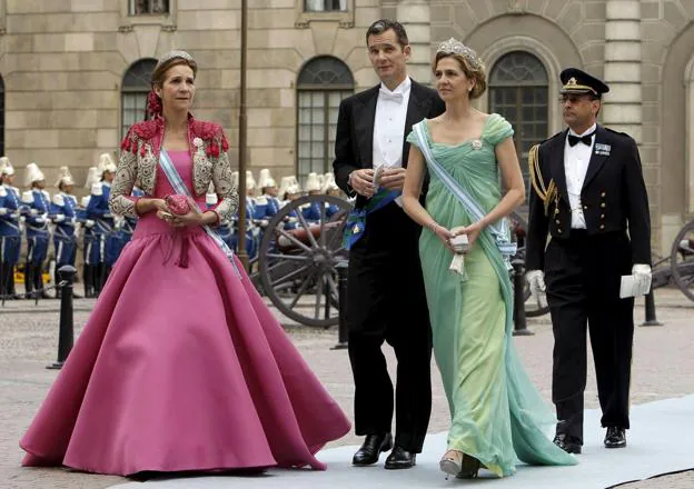 La familia Urdangarin-Borbón, al completo, en mayo de 2012, tras la muerte del padre de Iñaki. A la izquierda, Cristina en la boda de Victoria de Suecia, en 2010. 