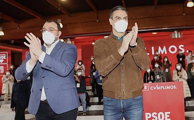 El presidente del Gobierno, Pedro Sánchez, junto a Adrán Barbón, presidente del Principado, en el acto político en el recinto ferial de Gijón.