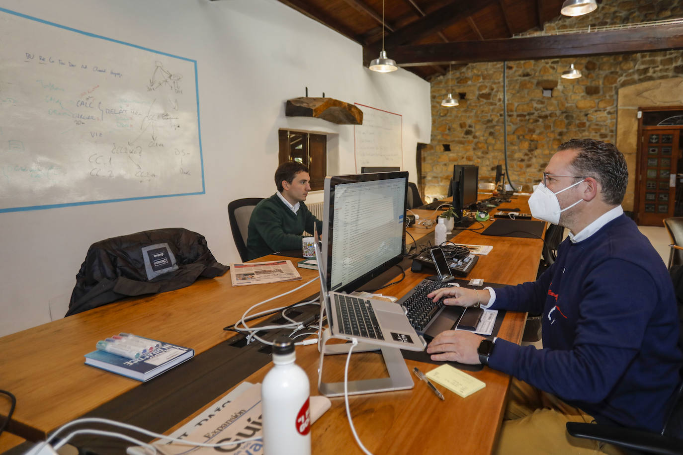 Alex Lawton instaló en Somió su empresa Bedrock, en un antiguo restaurante que recuperó como sede de empresas, generando un auténtico ecosistema de innovación que atrae talento asturiano, nacional e internacional.