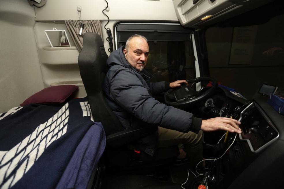 Santiago Cantero, en la cabina de su camión saliendo rumbo a La Penilla (Cantabria), para recoger productos de Nestlé que deberá entregar en tierras portuguesas. 