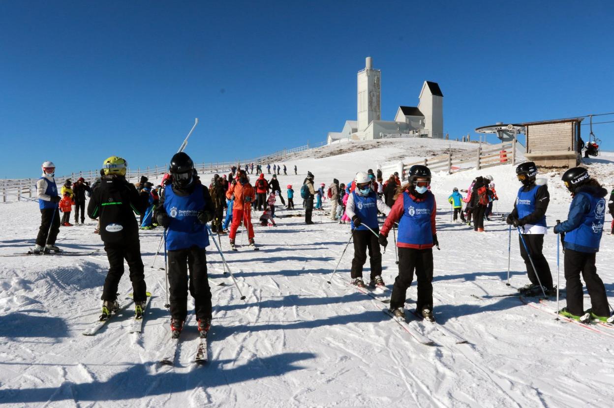 Los cursillos son uno de los atractivos para muchos de los usuarios de la estación lenense de Valgrande-Pajares. 