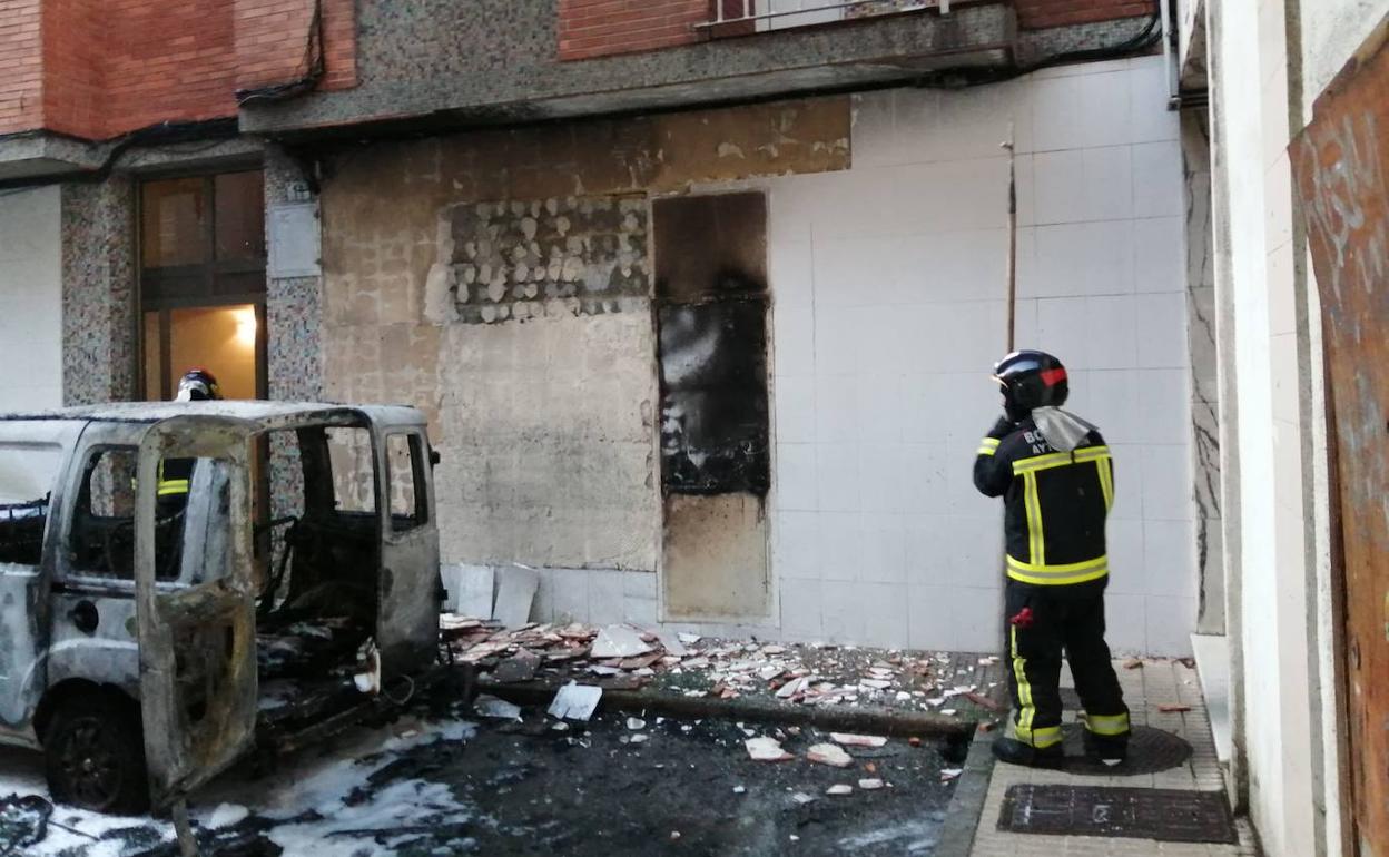Dos vehículos calcinados en sendos incendios en Gijón