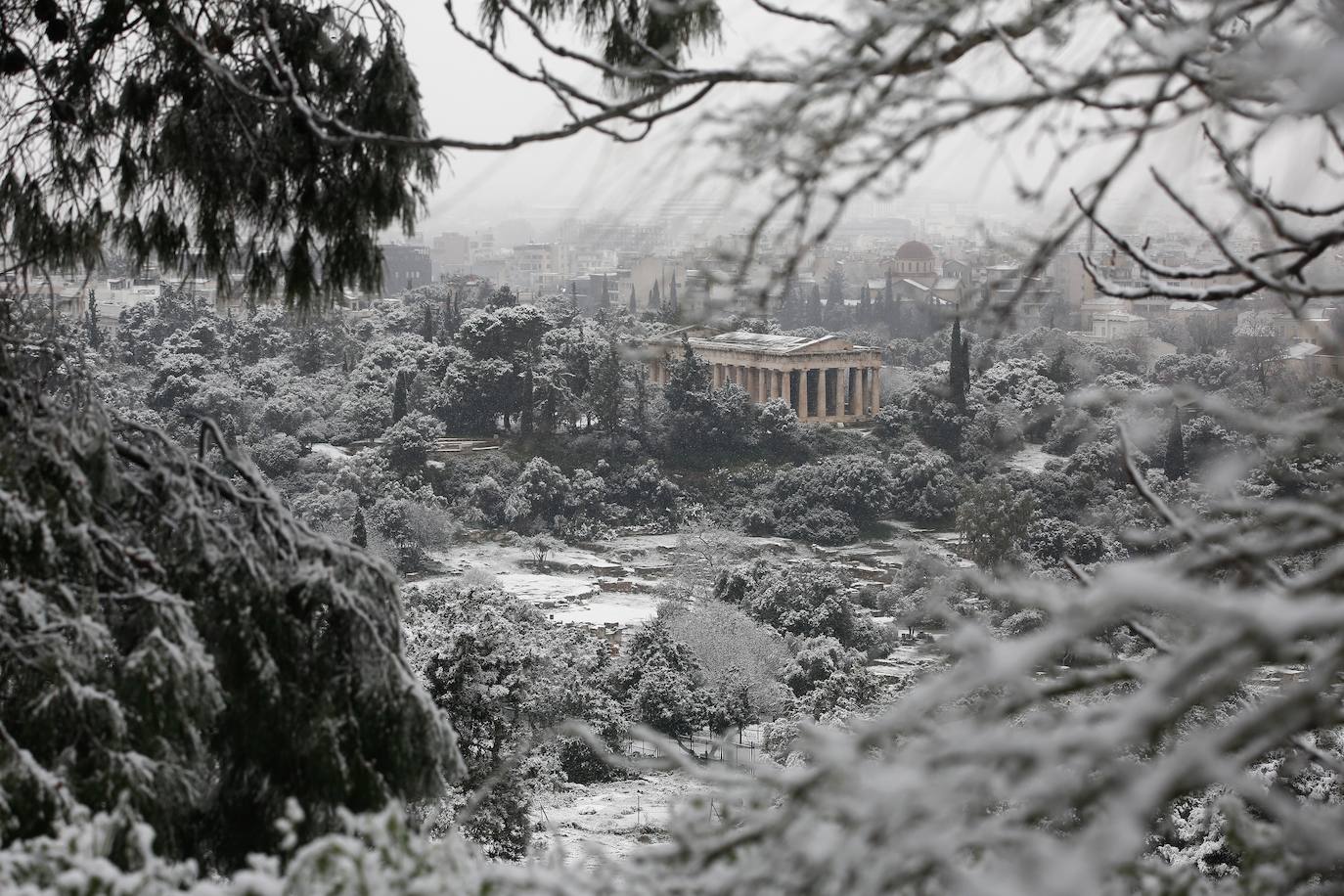 La Acrópolis de Atenas se despertó este lunes bajo un manto de nieve al igual que otros monumentos de la antigüedad en la capital griega y sus paisajes cotidianos, ofreciendo un espectáculo excepcional en medio de la ola de frío que el temporal Elpís ha dejado tras de sí.