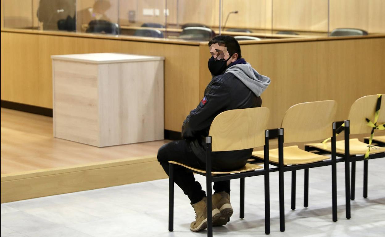 El acusado de la estafa amorosa a un gijonés, esta mañana en el juzgado de lo Penal número 2 de Gijon.