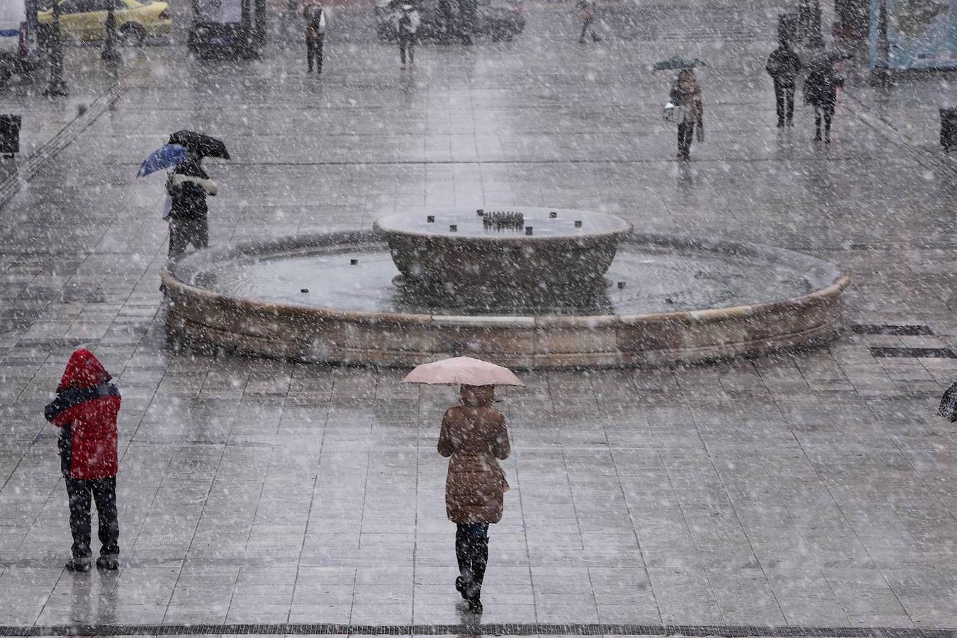 La Acrópolis de Atenas se despertó este lunes bajo un manto de nieve al igual que otros monumentos de la antigüedad en la capital griega y sus paisajes cotidianos, ofreciendo un espectáculo excepcional en medio de la ola de frío que el temporal Elpís ha dejado tras de sí.