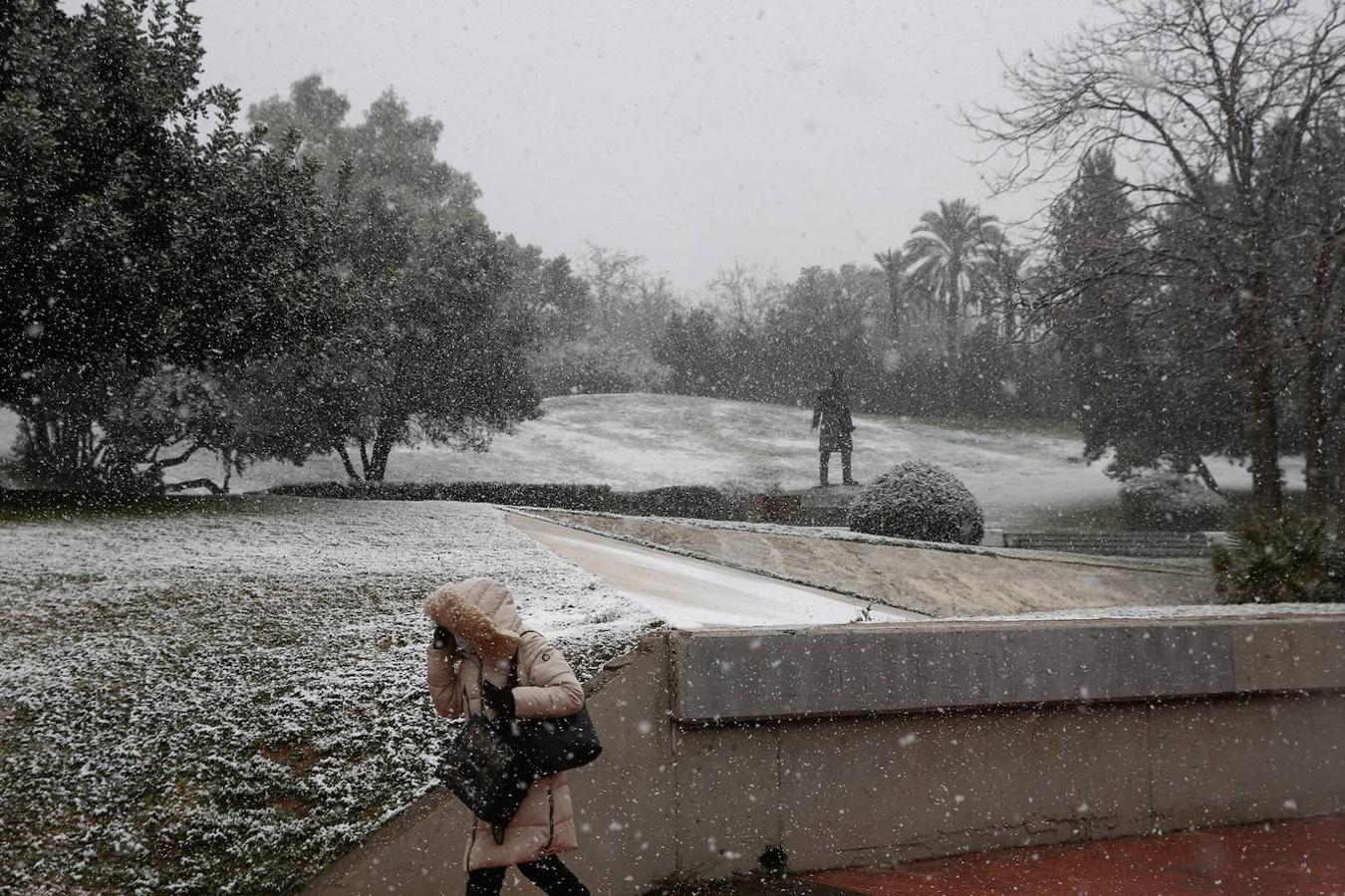 La Acrópolis de Atenas se despertó este lunes bajo un manto de nieve al igual que otros monumentos de la antigüedad en la capital griega y sus paisajes cotidianos, ofreciendo un espectáculo excepcional en medio de la ola de frío que el temporal Elpís ha dejado tras de sí.