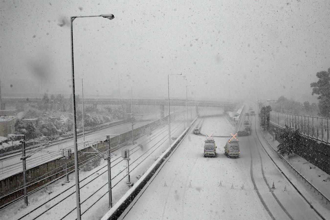 La Acrópolis de Atenas se despertó este lunes bajo un manto de nieve al igual que otros monumentos de la antigüedad en la capital griega y sus paisajes cotidianos, ofreciendo un espectáculo excepcional en medio de la ola de frío que el temporal Elpís ha dejado tras de sí.