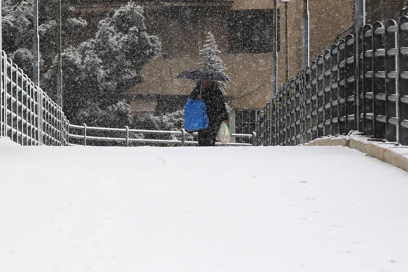 La Acrópolis de Atenas se despertó este lunes bajo un manto de nieve al igual que otros monumentos de la antigüedad en la capital griega y sus paisajes cotidianos, ofreciendo un espectáculo excepcional en medio de la ola de frío que el temporal Elpís ha dejado tras de sí.