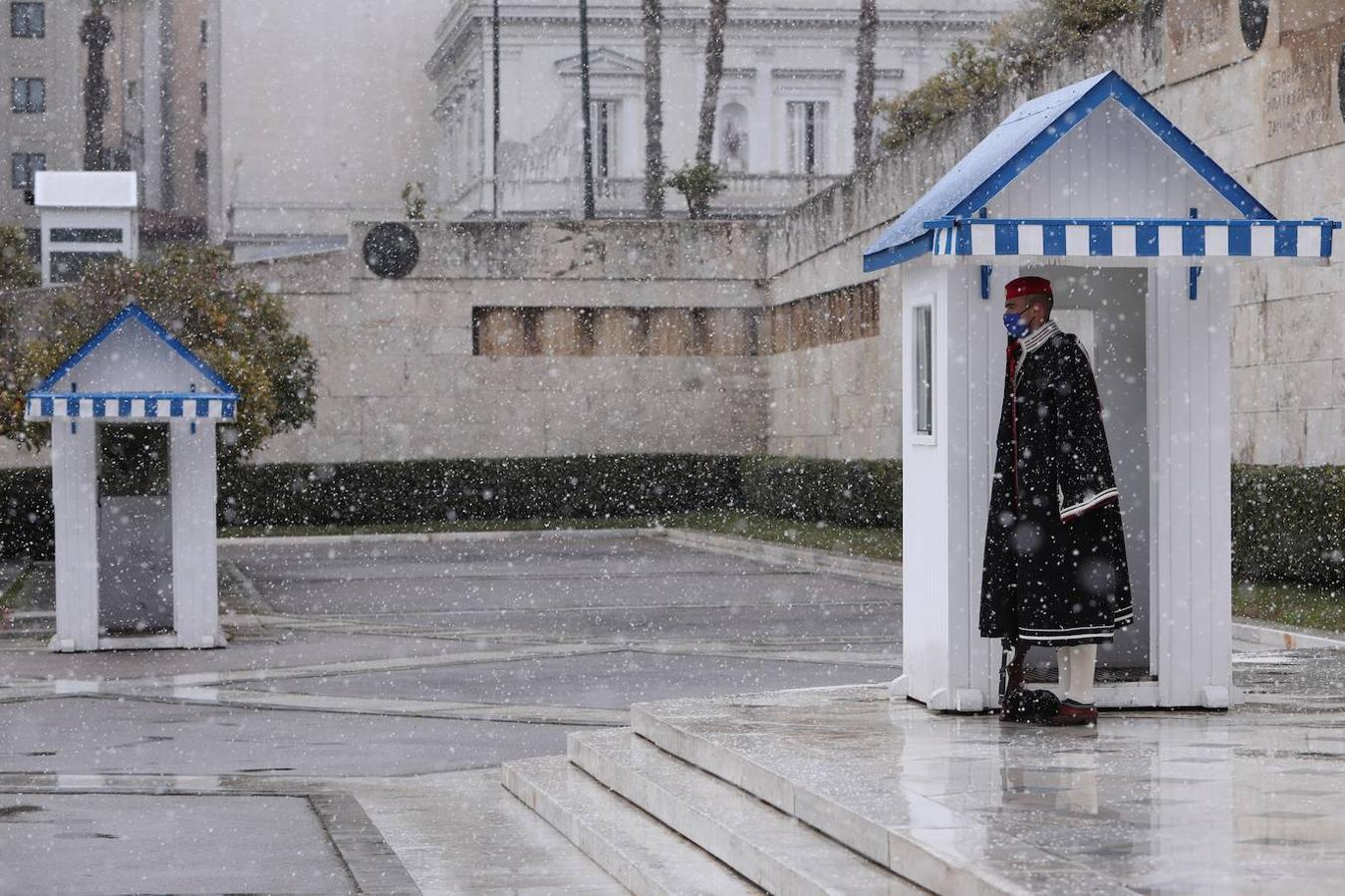 La Acrópolis de Atenas se despertó este lunes bajo un manto de nieve al igual que otros monumentos de la antigüedad en la capital griega y sus paisajes cotidianos, ofreciendo un espectáculo excepcional en medio de la ola de frío que el temporal Elpís ha dejado tras de sí.